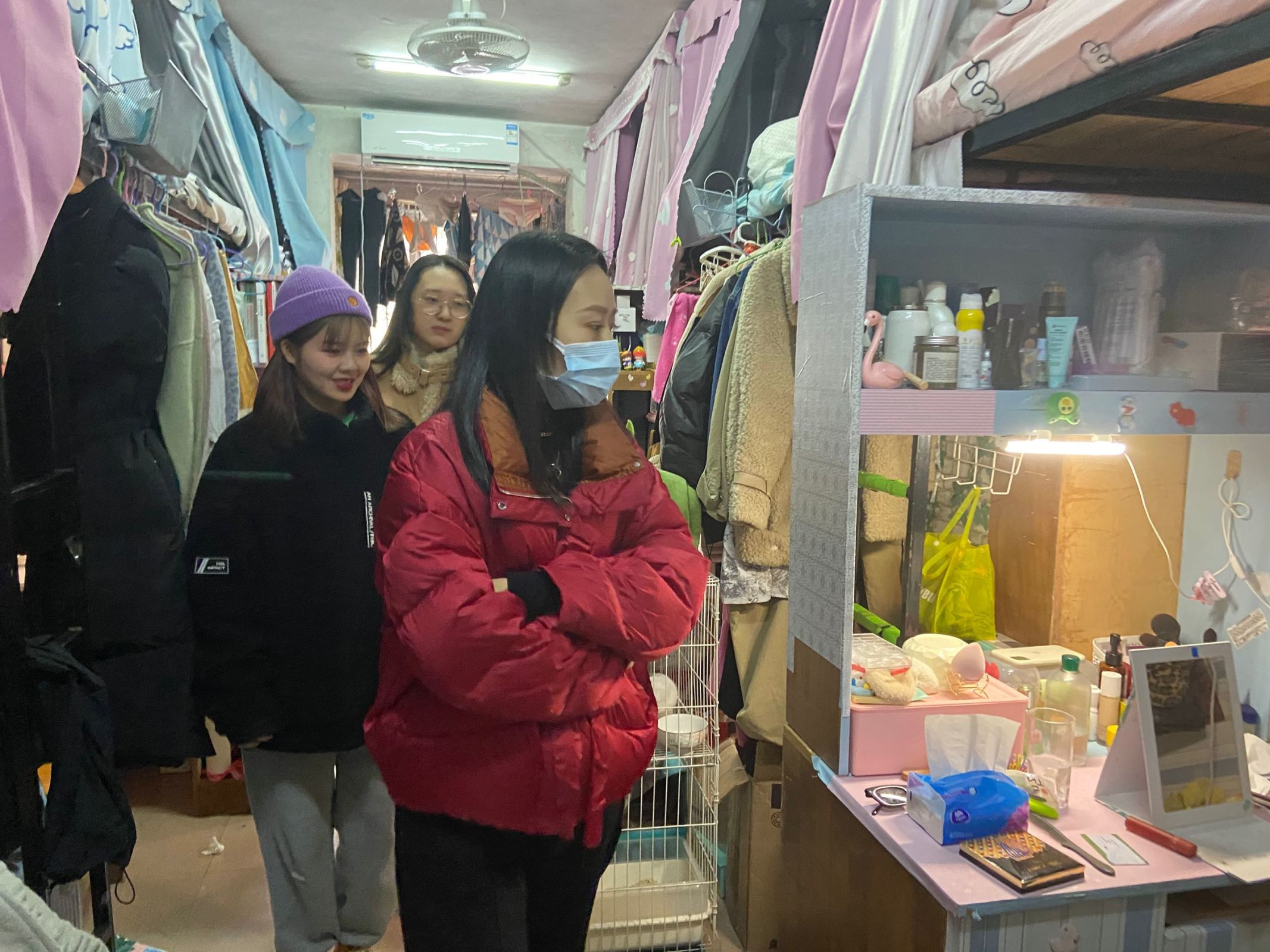 图 ,图 :书记及辅导员查寝与学生交流